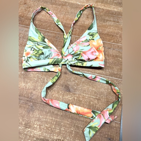Kona Sol Leaf Print Cross Straps Bikini Top
Adjustable Back - Picture 1 of 6